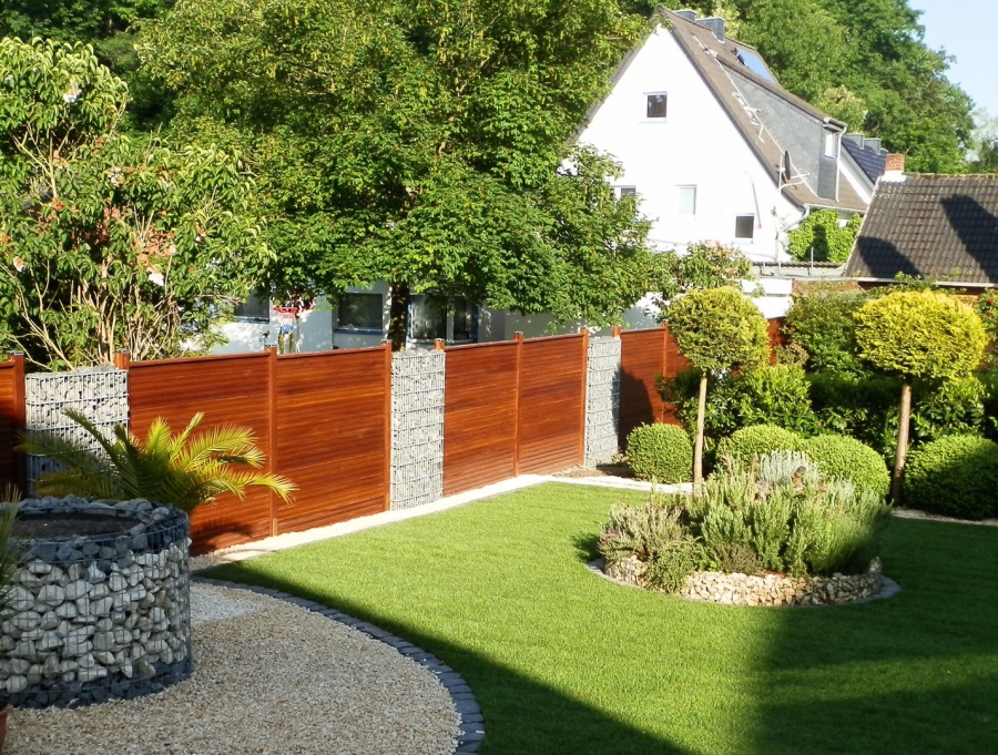Gartenanlage mit Pflasterung