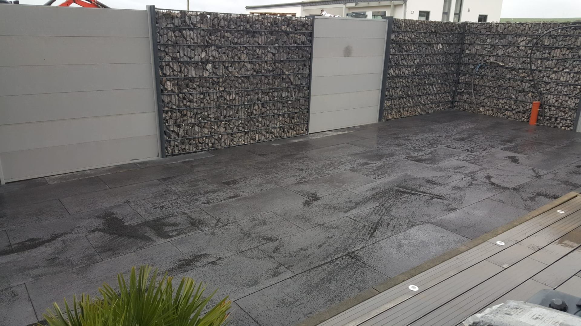 Terrasse mit Gabionenwand